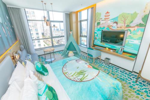 a room with a room with a tv and a bed at Holiday Inn Fuyang by IHG in Fuyang