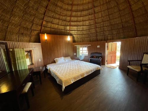Tempat tidur dalam kamar di Đắk G'lung Bungalow