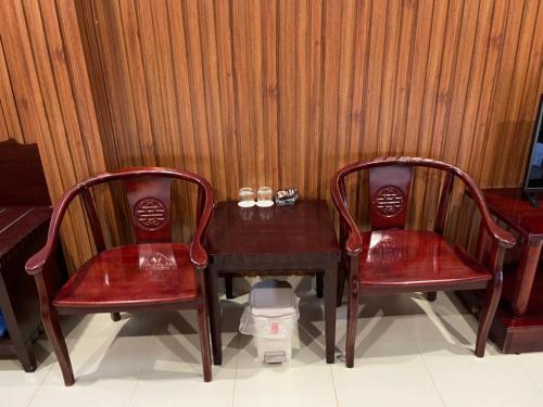 a wooden table with two chairs and a table with a ball at Đắk G'lung Bungalow in Bu Yal (1)