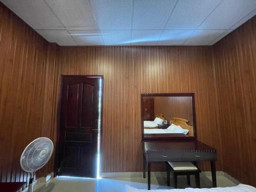 a room with a mirror and a piano and a fan at Đắk G'lung Bungalow in Bu Yal (1)