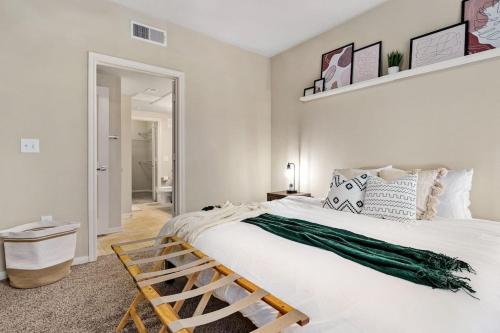 Postel nebo postele na pokoji v ubytování New! King Bed Trendy 1 BR Resort Style w/ Pool