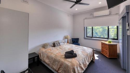1 dormitorio con cama y ventana en Broadway Hotel, en Parkes