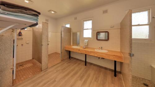 uma casa de banho com um lavatório e um chuveiro em Broadway Hotel em Parkes