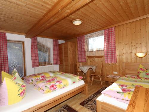 een slaapkamer met 2 bedden in een houten hut bij Apartment in Mayrhofen in the mountains in Mayrhofen