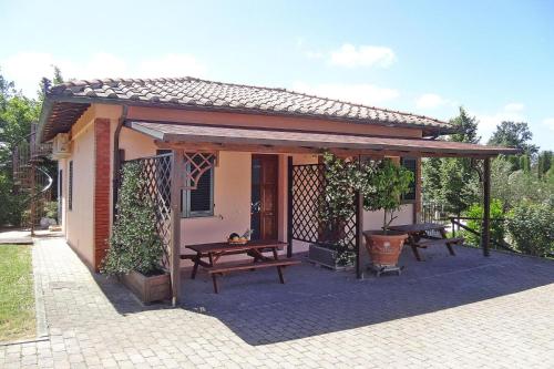 Le Vedute的住宿－Hesse farm holiday Borgo Pinete，一个带野餐桌和长凳的亭子