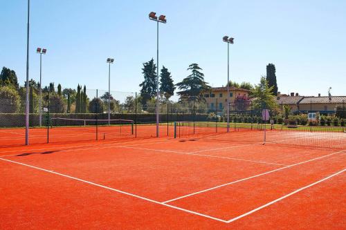 Le Vedute的住宿－Hesse farm holiday Borgo Pinete，网球场,上面有两顶网球网