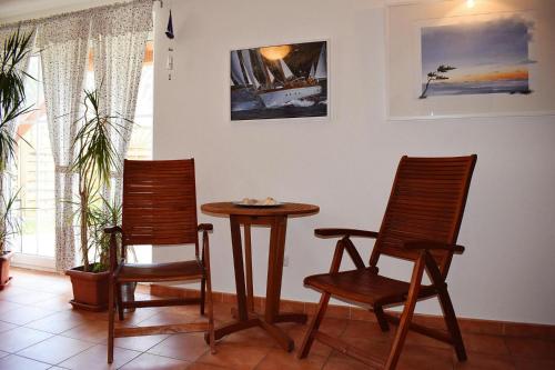 拉德施塔特的住宿－Landhaus Amadeus, Radstadt，房间里的两张椅子和一张桌子