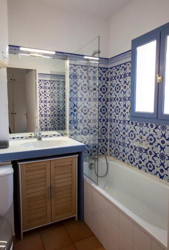 une salle de bain avec une baignoire, un lavabo et des toilettes dans l'établissement SUN TROPEZ - Coeur du Golfe de Saint-Tropez, à Grimaud