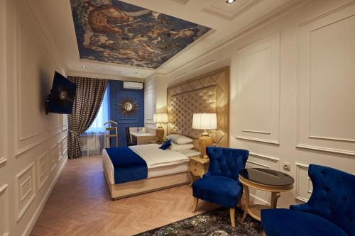 ヤクーツクにあるSozvezdieのベッドルーム1室(ベッド1台、青い椅子付)
