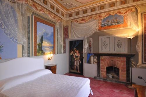 um quarto com uma cama e uma lareira em Il Monaco Amalfi Dreams em Ravello