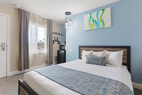 En eller flere senger på et rom på Hotel Aqua Mar