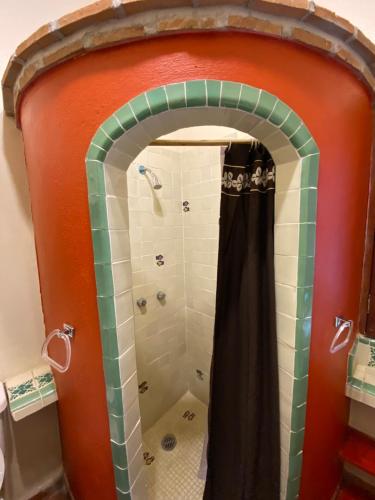 a bathroom with a shower with an archway at Hotel Casa María Félix in Álamos
