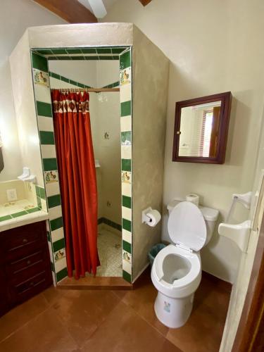 a small bathroom with a toilet and a shower at Hotel Casa María Félix in Álamos