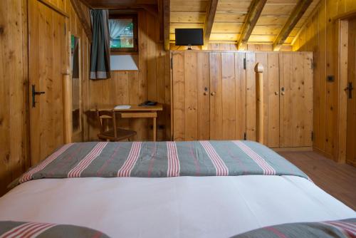 Una cama o camas en una habitación de Albergo Ristorante Bucaneve