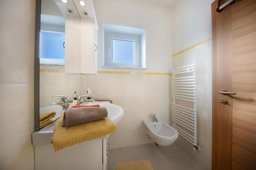 Een badkamer bij Ciasa Piaz de Pavarin