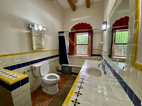 a bathroom with a toilet and a sink at Hotel Casa María Félix in Álamos