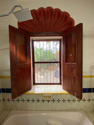 a window in a bathroom with a bath tub at Hotel Casa María Félix in Álamos