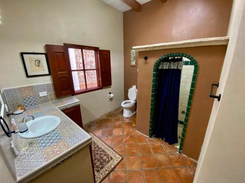 a bathroom with a sink and a shower with a toilet at Hotel Casa María Félix in Álamos