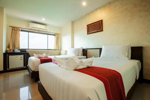 Postel nebo postele na pokoji v ubytování Phanomrungpuri Hotel Buriram