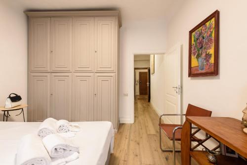 Camera bianca con letto, tavolo e tavolo di L'Azure Di Siena a Siena