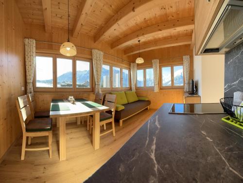 een eetkamer en een woonkamer met een tafel en stoelen bij Ferienwohnungen Kalss nahe Altaussee in Bad Aussee