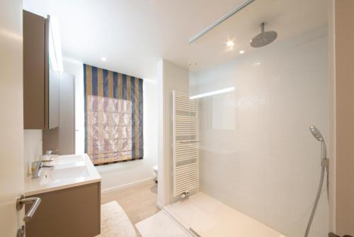 ein Bad mit einer Dusche, einem Waschbecken und einem WC in der Unterkunft Residentie Nevejan in Kortrijk