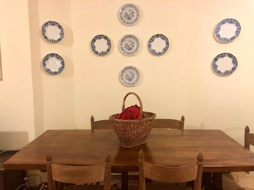 mesa de comedor con platos azules y blancos en la pared en Appartamento con Giardino - Rocca di Mezzo, en Rocca di Mezzo