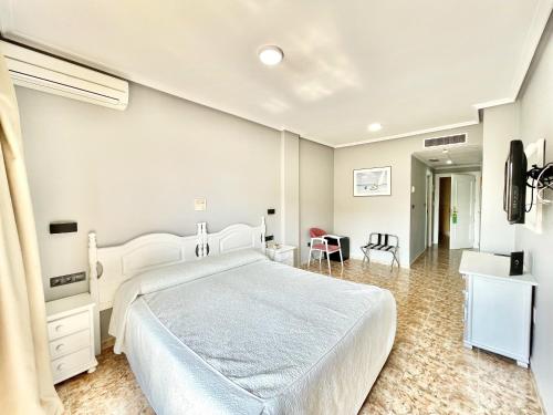 Una cama o camas en una habitación de Hotel ParqueMar Premium Beach