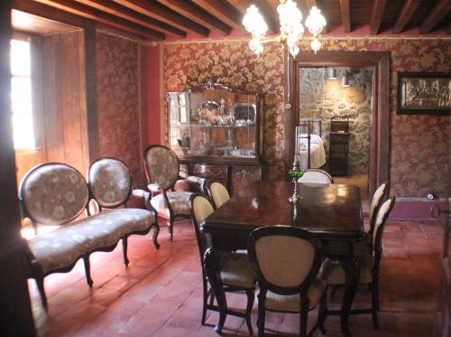 una sala da pranzo con tavolo e sedie di Casa Rural La Centenaria de Alaraz 