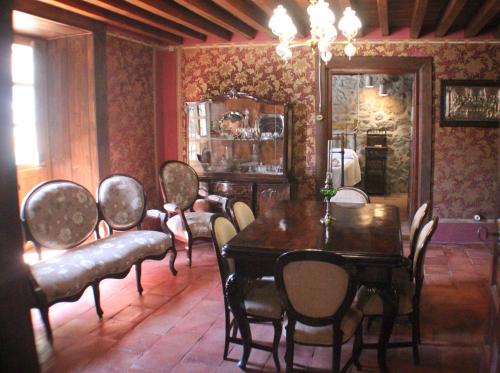 a dining room with a table and chairs at Casa Rural La Centenaria de Alaraz in Alaraz