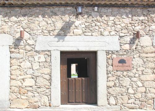 a cross on the side of a stone building at Casa Rural La Centenaria de Alaraz 