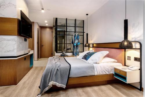 Una cama o camas en una habitación de Dyo Suites