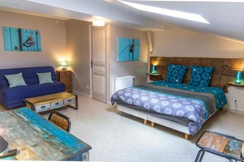 um quarto com uma cama, um sofá e um sofá em 2 suites, Balnéo, 2 SDB, 3WC, Stationnement gratuit, à 5 minutes du Puy em Espaly-Saint-Marcel