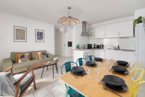 une cuisine et un salon avec une table et des chaises dans l'établissement NOCNOC - Le Cocon Hypercentre, à Toulouse
