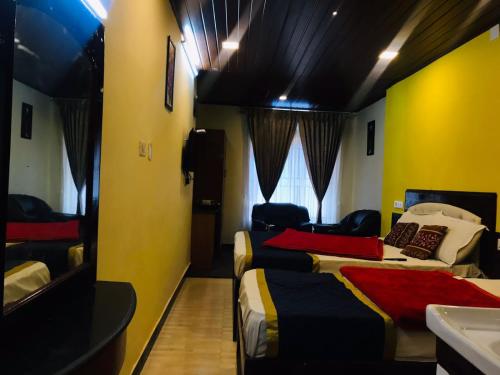 Tempat tidur dalam kamar di mystique inn