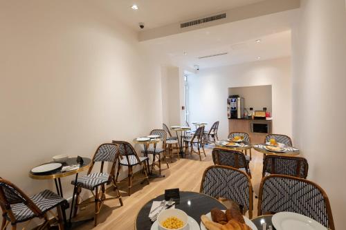 une salle à manger avec des tables et des chaises avec de la nourriture dans l'établissement HOTEL AU COEUR DE REPUBLIQUE, à Paris