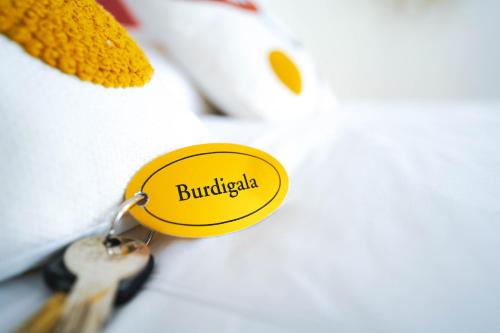 a yellow tag with the word burdicked on a keychain at B&B La Maison Galiène in Bordeaux