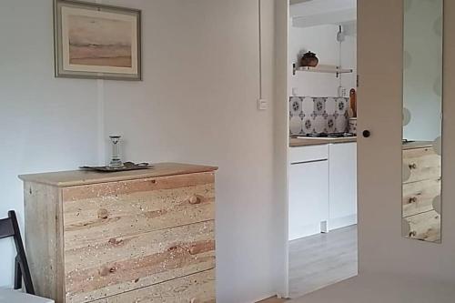 een keuken met een houten dressoir in een kamer bij Casa Solara in Zahora