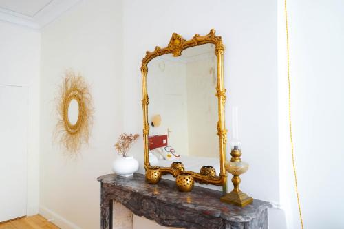 a mirror on top of a table in a room at B&B La Maison Galiène in Bordeaux