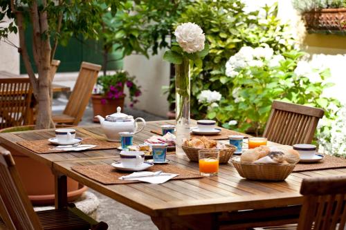 ヴェローナにあるBoutique Hotel Scalzi - Adults Onlyの木製テーブル(食べ物のバスケット付)