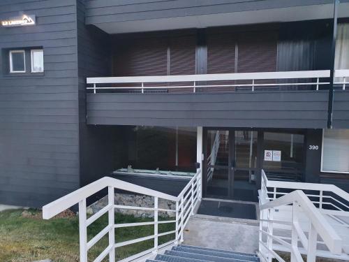 Un balcon et des escaliers se trouvent à l'avant du bâtiment. dans l'établissement Chamrousse 1750 Roche Béranger 50m2 4-6pers Vue panoramique, à Chamrousse