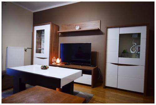 A television and/or entertainment centre at Color 24 Apartament IV