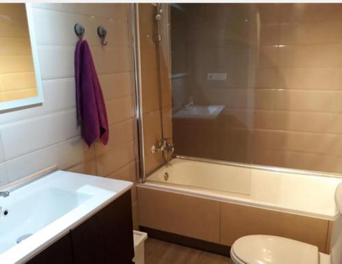 bagno con lavandino, doccia e servizi igienici di Acequion Beach Med Syndicate 9 a Torrevieja