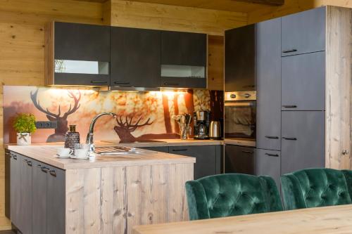 Cucina o angolo cottura di Narzenhof Wellness Chalets, Familien & Luxus Apartments am Bauernhof