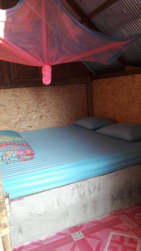 1 dormitorio con 1 cama con dosel en KK Hut, en Pai