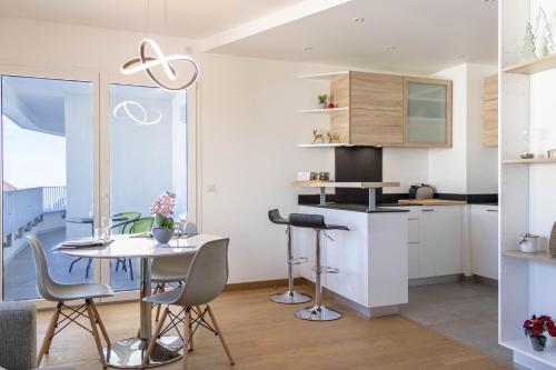 une cuisine et une salle à manger avec une table et des chaises dans l'établissement LE SAPINOU, Proche lac & vieille ville, Garage, à Annecy