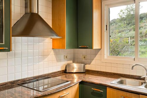 a kitchen with a sink and a window at El Jardín de Santa Bígida in Santa Brígida