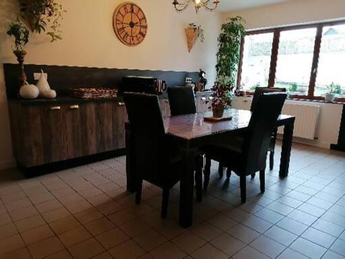 y cocina con mesa de comedor y sillas. en LOLA, en Montigny-sur-Crécy