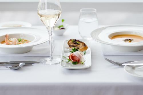 ホテルの敷地内または近くでの食事または食べ物