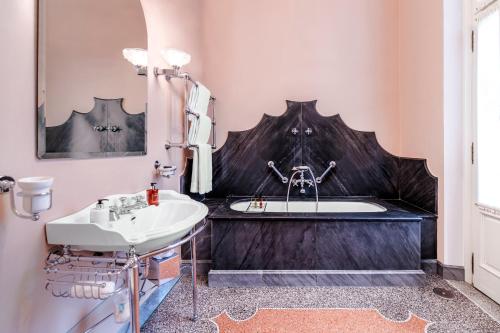 Ruang duduk di Hotel Locarno